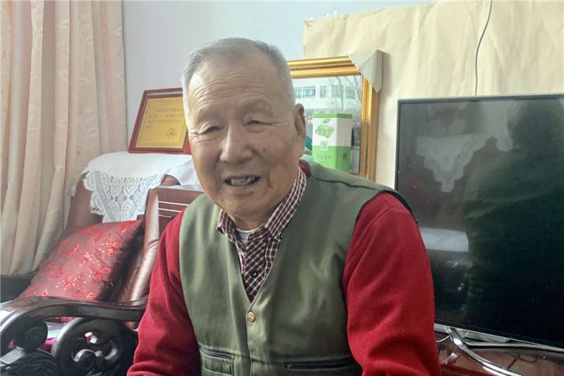 劉兆民在家中為記者展示相關照片(新華社) 劉兆民在家中為記者展示相關照片(新華社)