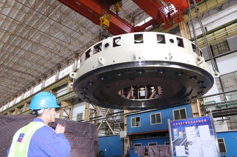 中國哈電集團電機公司生產的白鶴灘機組頂蓋(新華社) 中國哈電集團電機公司生產的白鶴灘機組頂蓋(新華社)