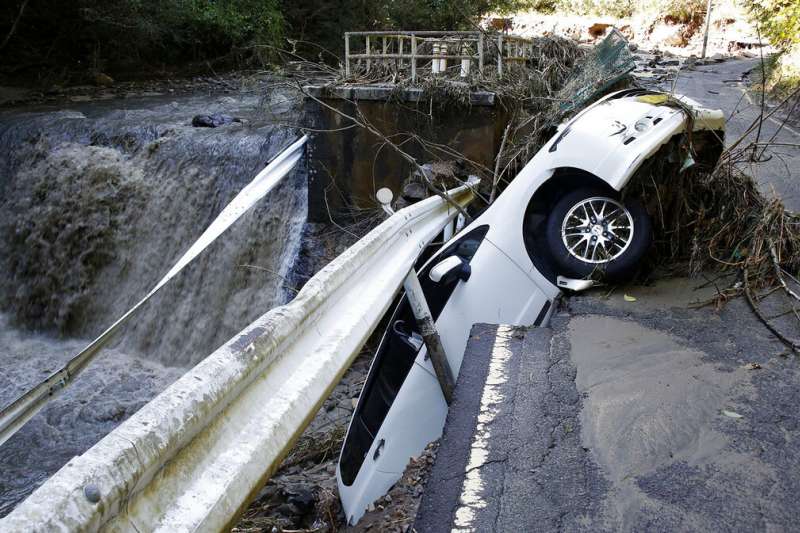 颱風哈吉貝(日稱「颱風19號」)重創日本,宮城縣角田市的道路嚴重坍方。(美聯社) 颱風哈吉貝(日稱「颱風19號」)重創日本,宮城縣角田市的道路嚴重坍方。(美聯社)
