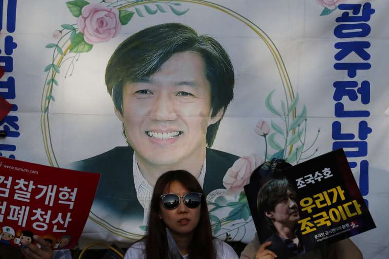 南韓法務部長曹國這幾周成為韓國政治的焦點,支持與反對曹國的民眾在首爾街頭聚集、相互較勁。(美聯社) 南韓法務部長曹國這幾周成為韓國政治的焦點,支持與反對曹國的民眾在首爾街頭聚集、相互較勁。(美聯社)