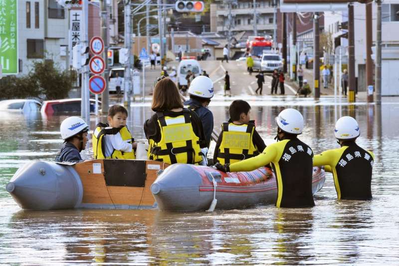 颱風哈吉貝侵襲日本部分地區,救難人員協助救出因淹水受困的民眾。(圖/共同社) 颱風哈吉貝侵襲日本部分地區,救難人員協助救出因淹水受困的民眾。(圖/共同社)