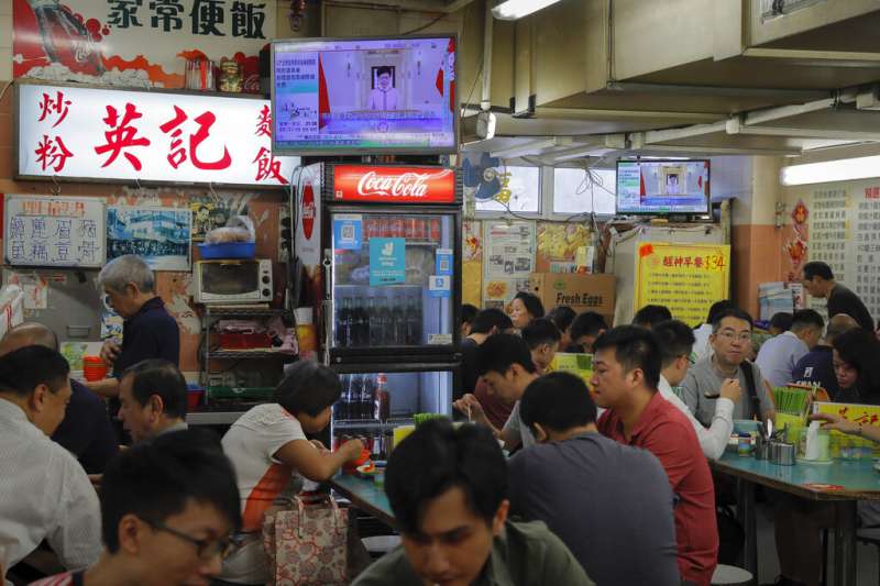香港特首林鄭月娥16日以電視演說方式發表施政報告。(美聯社) 香港特首林鄭月娥16日以電視演說方式發表施政報告。(美聯社)