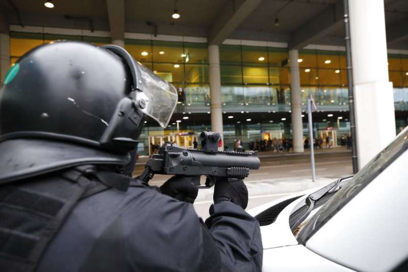 加泰隆尼亞示威:群眾占領巴塞隆納國際機場爆發警民衝突(AP) 加泰隆尼亞示威:群眾占領巴塞隆納國際機場爆發警民衝突(AP)