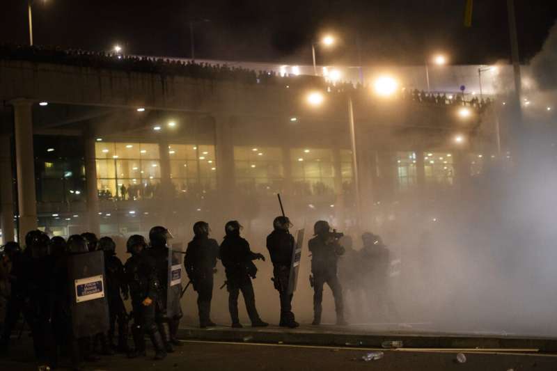 加泰隆尼亞示威:群眾占領巴塞隆納國際機場爆發警民衝突(AP) 加泰隆尼亞示威:群眾占領巴塞隆納國際機場爆發警民衝突(AP)