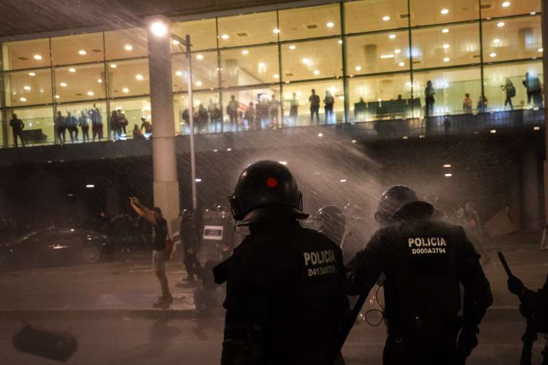 加泰隆尼亞示威:群眾占領巴塞隆納國際機場爆發警民衝突(AP) 加泰隆尼亞示威:群眾占領巴塞隆納國際機場爆發警民衝突(AP)