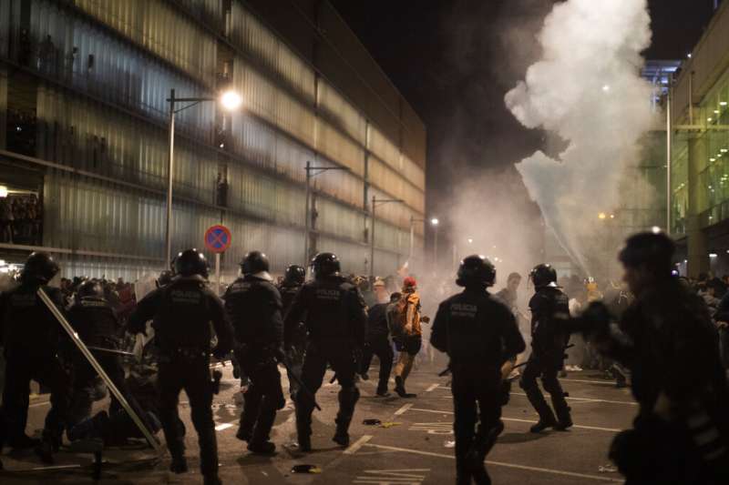 加泰隆尼亞示威:群眾占領巴塞隆納國際機場爆發警民衝突(AP) 加泰隆尼亞示威:群眾占領巴塞隆納國際機場爆發警民衝突(AP)