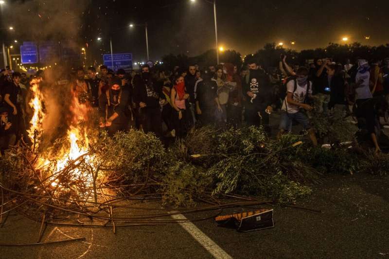 加泰隆尼亞示威:群眾占領巴塞隆納國際機場爆發警民衝突(AP) 加泰隆尼亞示威:群眾占領巴塞隆納國際機場爆發警民衝突(AP)