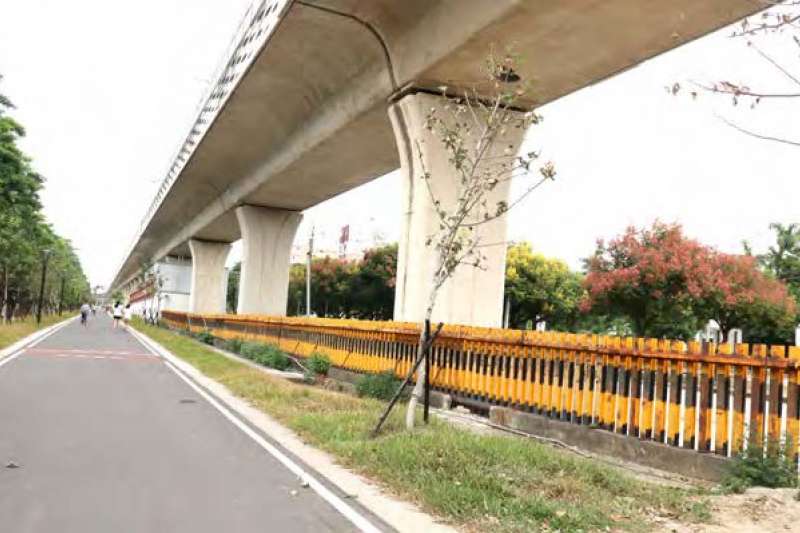 鐵路高架化後,保留舊有鐵軌、駁坎,形成具有特色的綠色步行空間。(圖/臺中市政府提供) 鐵路高架化後,保留舊有鐵軌、駁坎,形成具有特色的綠色步行空間。(圖/臺中市政府提供)
