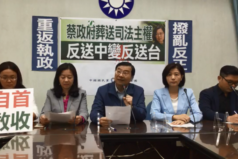 20191021-涉嫌在台灣犯下殺人的嫌犯陳同佳有意來台投案,卻遭陸委會拒絕。國民黨立法院黨團21日指出,總統蔡英文政府雙重標準,前後矛盾自失立場,葬送並閹割司法主權,讓這件事情從「反送中」竟變成「反送台」。(取自國民黨立法院黨團臉書直播影片) 20191021-涉嫌在台灣犯下殺人的嫌犯陳同佳有意來台投案,卻遭陸委會拒絕。國民黨立法院黨團21日指出,總統蔡英文政府雙重標準,前後矛盾自失立場,葬送並閹割司法主權,讓這件事情從「反送中」竟變成「反送台」。(取自國民黨立法院黨團臉書直播影片)