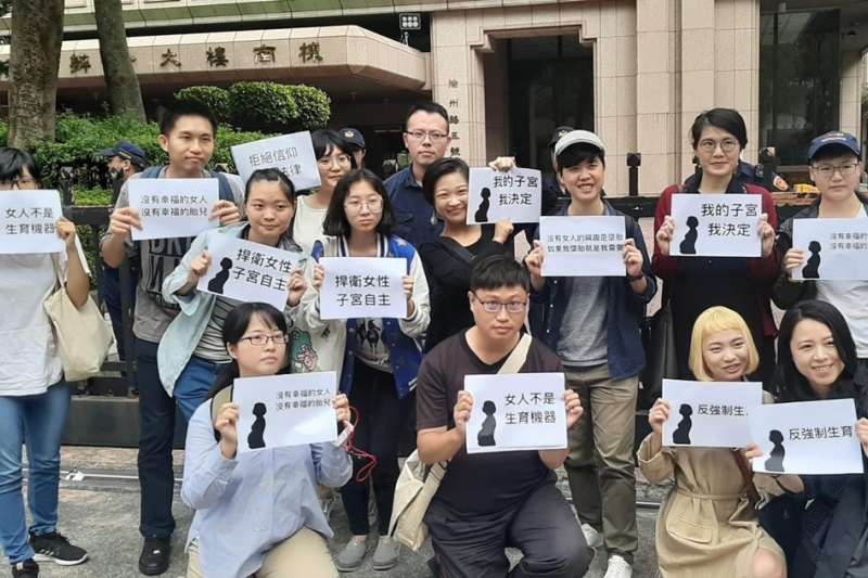 20191023「心跳法案」之8周禁人工流產公投聽證會23日舉行,青年團體「心跳法案聽證會關注小組」在現場舉標語。(心跳法案聽證會關注小組提供) 20191023「心跳法案」之8周禁人工流產公投聽證會23日舉行,青年團體「心跳法案聽證會關注小組」在現場舉標語。(心跳法案聽證會關注小組提供)