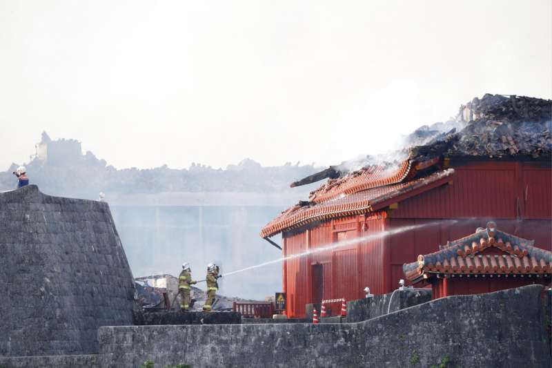 琉球王國時代的王宮首里城31日凌晨發生大火，正殿等主要建築付之一炬。（美聯社）