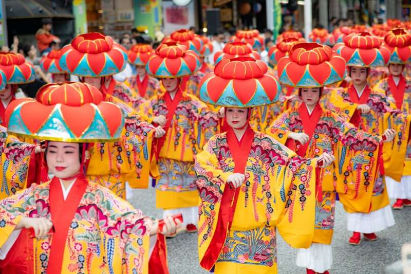 今年首里城祭的舞蹈隊表演。(首里城公園官方臉書) 今年首里城祭的舞蹈隊表演。(首里城公園官方臉書)
