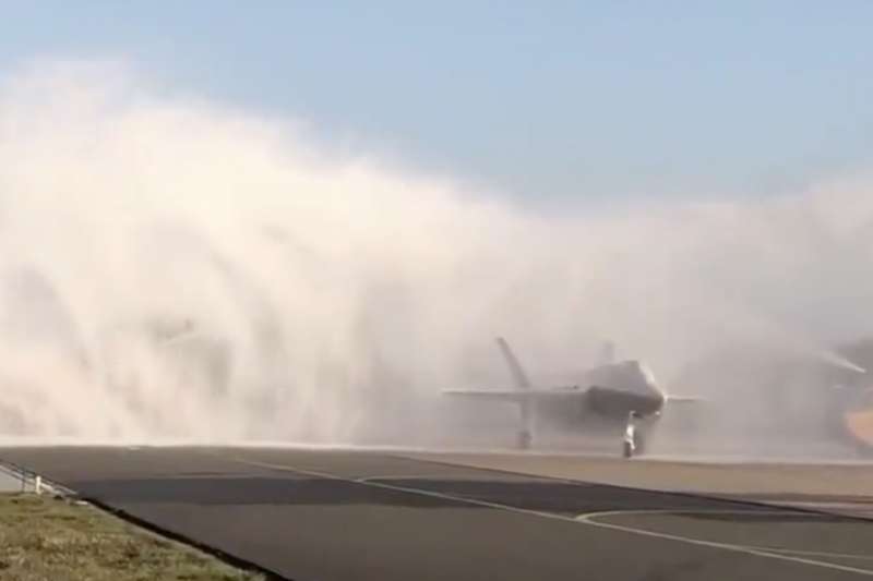 荷蘭軍方10月31日接收首架F-35A匿蹤戰機,卻在「灑水禮」迎接環節出包—消防隊竟用滅火泡沫噴滿整架戰機。(翻攝荷蘭國防部長比傑維德推特) 荷蘭軍方10月31日接收首架F-35A匿蹤戰機,卻在「灑水禮」迎接環節出包—消防隊竟用滅火泡沫噴滿整架戰機。(翻攝荷蘭國防部長比傑維德推特)