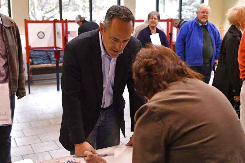 肯塔基州現任州長貝文(Matt Bevin)到投票所投下神聖一票。(美聯社) 肯塔基州現任州長貝文(Matt Bevin)到投票所投下神聖一票。(美聯社)