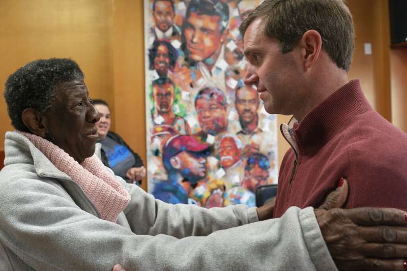 挑戰肯德基州長大位的民主黨籍州檢察長貝希爾(Andy Beshear,右)。(美聯社) 挑戰肯德基州長大位的民主黨籍州檢察長貝希爾(Andy Beshear,右)。(美聯社)