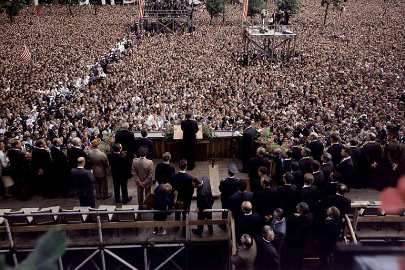 1963年6月26日、甘迺迪（John F. Kennedy）總統在西柏林舍恩貝格市政廳（Rathaus Schöneberg）發表「我是一個柏林人」（Ich bin ein Berliner）演講（Wikipedia / Public Domain）