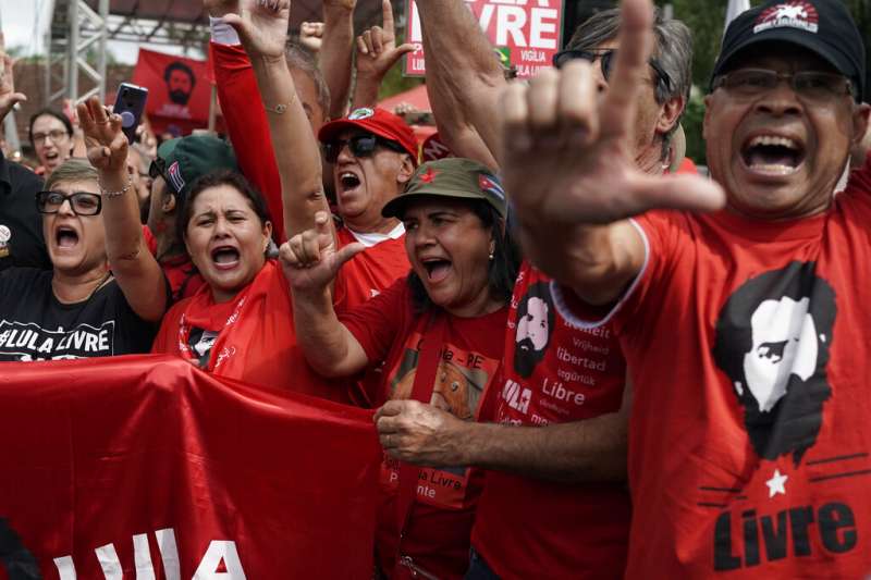 巴西前總統魯拉（Luiz Inácio Lula da Silva）8日獲釋，在數百名支持者的熱情歡呼下走出監獄。（AP）