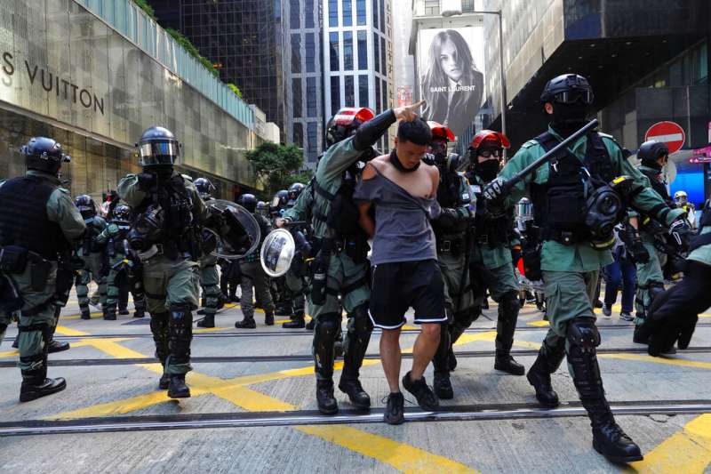 港人反送中抗爭不斷，11日又傳港警開實彈射傷示威者。圖為香港警察在街頭拘捕「反送中」抗爭者。（資料照，美聯社）