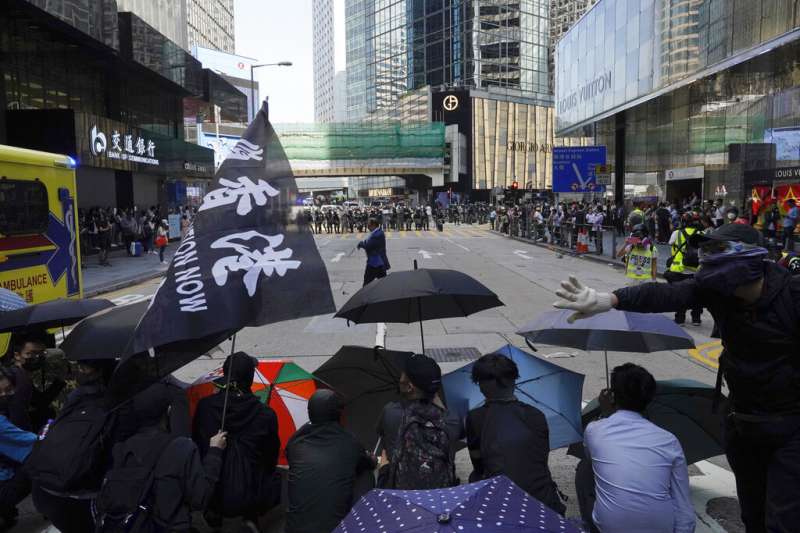 香港「反送中」抗爭者(持雨傘的群眾)11日在街頭與警察對峙。(美聯社) 香港「反送中」抗爭者(持雨傘的群眾)11日在街頭與警察對峙。(美聯社)