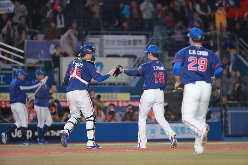 世界12強棒球複賽台灣時間12日晚間6時在日本千葉ZOZO球場舉行,中華隊對戰韓國隊,派出旅日投手張奕先發,投6.2局、112球,無失分。(取自WBSC粉絲頁) 世界12強棒球複賽台灣時間12日晚間6時在日本千葉ZOZO球場舉行,中華隊對戰韓國隊,派出旅日投手張奕先發,投6.2局、112球,無失分。(取自WBSC粉絲頁)