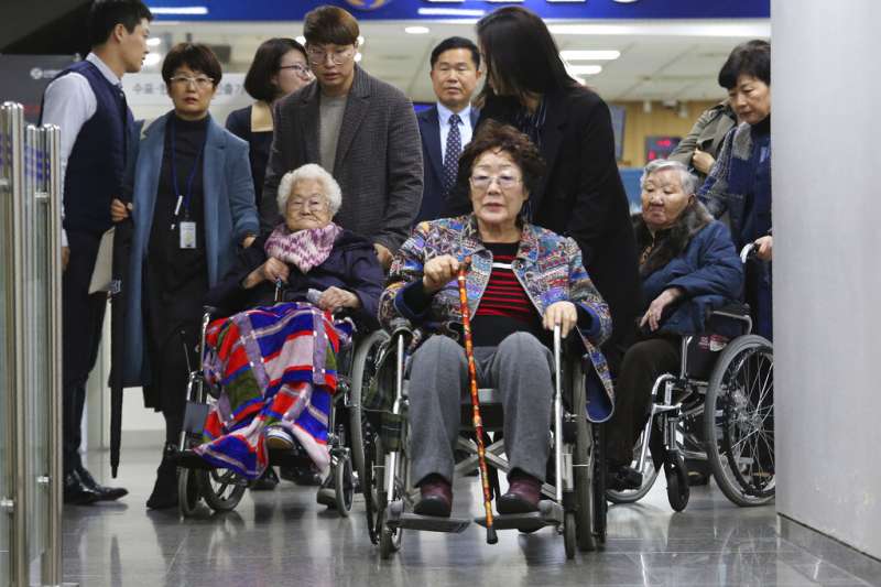 南韓日本軍慰安婦受害者以及遺屬針對日本政府提起的索賠訴訟第一次庭審13日在首爾中央地方法院進行,(右起)受害者李玉善、李英淑、吉原玉(Gil Won-ok)出席。(AP) 南韓日本軍慰安婦受害者以及遺屬針對日本政府提起的索賠訴訟第一次庭審13日在首爾中央地方法院進行,(右起)受害者李玉善、李英淑、吉原玉(Gil Won-ok)出席。(AP)