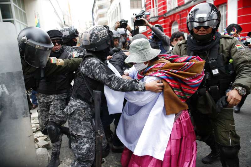 玻利維亞參議院反對派領袖、第二副議長艾尼茲13日就職為臨時總統。憤怒的前總統莫拉萊斯支持者上街示威,被鎮暴警察驅離。(AP) 玻利維亞參議院反對派領袖、第二副議長艾尼茲13日就職為臨時總統。憤怒的前總統莫拉萊斯支持者上街示威,被鎮暴警察驅離。(AP)