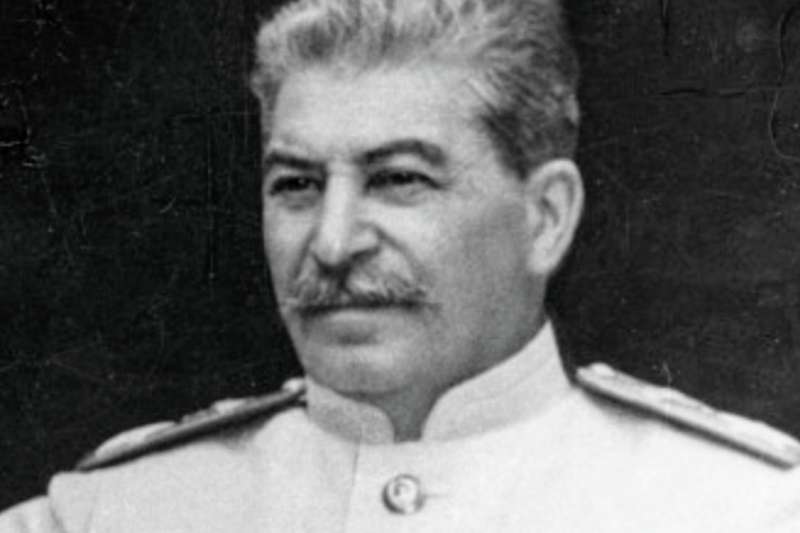 多數人第一眼見到初以蘇聯總理之姿掌權的喬瑟夫．史達林（Joseph Stalin, 1879-1953），印象都是其出奇充滿魅力。（取自維基百科）