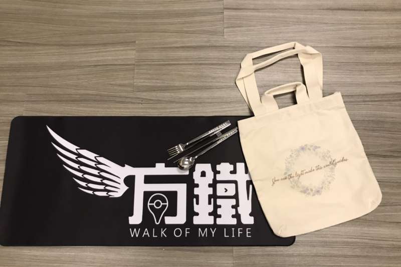 20191116-新竹縣立委參選人鄭朝方擁有由粉絲自主發起的「方粉」粉絲團,有許多粉絲也會製作相關應援小物。(黃信維攝) 20191116-新竹縣立委參選人鄭朝方擁有由粉絲自主發起的「方粉」粉絲團,有許多粉絲也會製作相關應援小物。(黃信維攝)