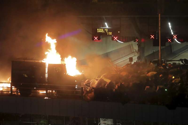 2019年11月17日,香港反送中示威,港警首度出動銳武裝甲車,卻在理工大學旁的暢運道遭汽油彈擊中起火燃燒(AP) 2019年11月17日,香港反送中示威,港警首度出動銳武裝甲車,卻在理工大學旁的暢運道遭汽油彈擊中起火燃燒(AP)