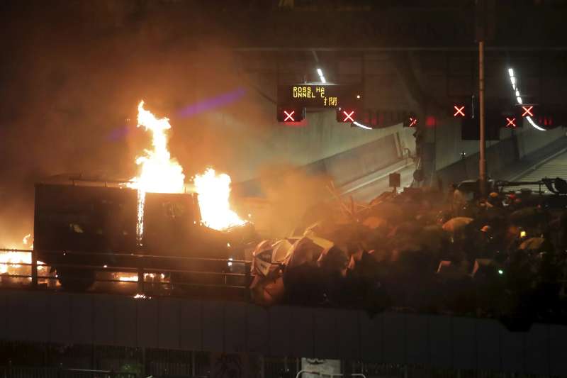 2019年11月17日，香港反送中示威，港警首度出動銳武裝甲車，卻在理工大學旁的暢運道遭汽油彈擊中起火燃燒（AP）