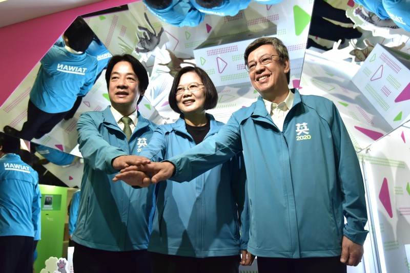 20191117-總統蔡英文(中)連任辦公室17日召開「副總統參選人公布」記者會,並公布副手為前行政院長賴清德(左)。圖為蔡英文、賴清德與副總統陳建仁(右)一起到競選總部「現場拍照區」體驗,使用小英專屬外框拍貼。(蔡英文辦公室提供) 20191117-總統蔡英文(中)連任辦公室17日召開「副總統參選人公布」記者會,並公布副手為前行政院長賴清德(左)。圖為蔡英文、賴清德與副總統陳建仁(右)一起到競選總部「現場拍照區」體驗,使用小英專屬外框拍貼。(蔡英文辦公室提供)