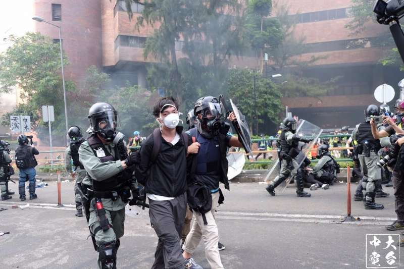18日在香港理工大學被逮捕的「反送中」勇武派。(中大校園電台) 18日在香港理工大學被逮捕的「反送中」勇武派。(中大校園電台)