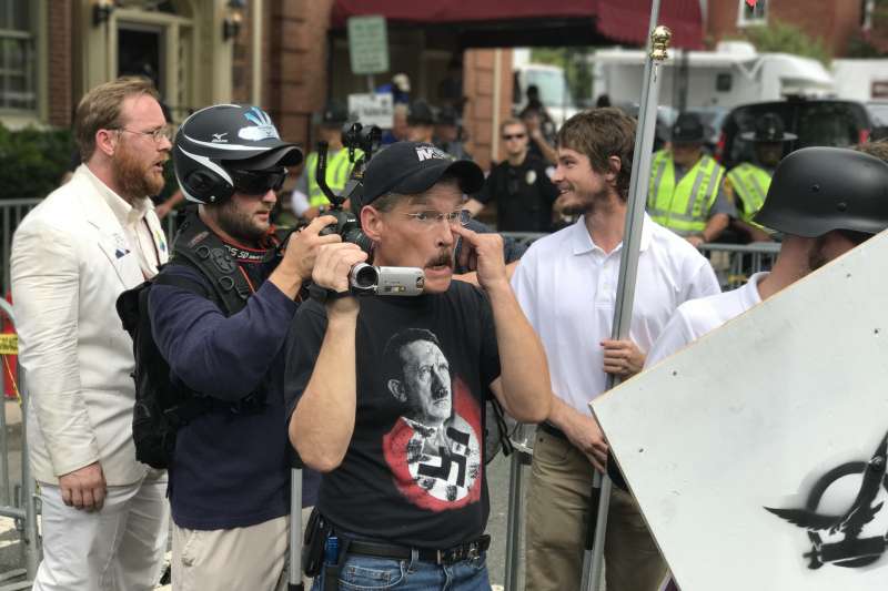 2017年8月12日,美國另類右派(Alt-Right)、極右派沙洛斯維(Charlottesville)大遊行(Anthony Crider@Wikipedia / CC BY-SA 2.0) 2017年8月12日,美國另類右派(Alt-Right)、極右派沙洛斯維(Charlottesville)大遊行(Anthony Crider@Wikipedia / CC BY-SA 2.0)