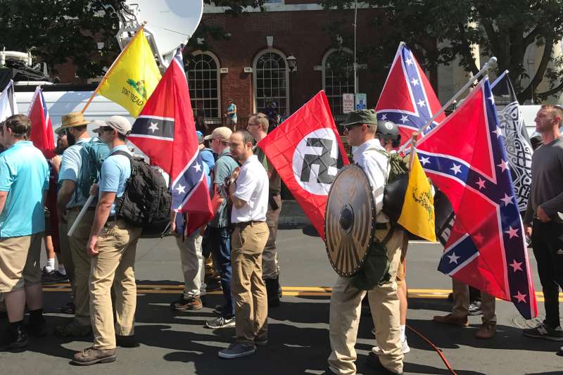 2017年8月12日,美國沙洛斯維(Charlottesville)另類右派(Alt-Right)、極右派大遊行,納粹旗幟出爐(Anthony Crider@Wikipedia / CC BY-SA 2.0) 2017年8月12日,美國沙洛斯維(Charlottesville)另類右派(Alt-Right)、極右派大遊行,納粹旗幟出爐(Anthony Crider@Wikipedia / CC BY-SA 2.0)