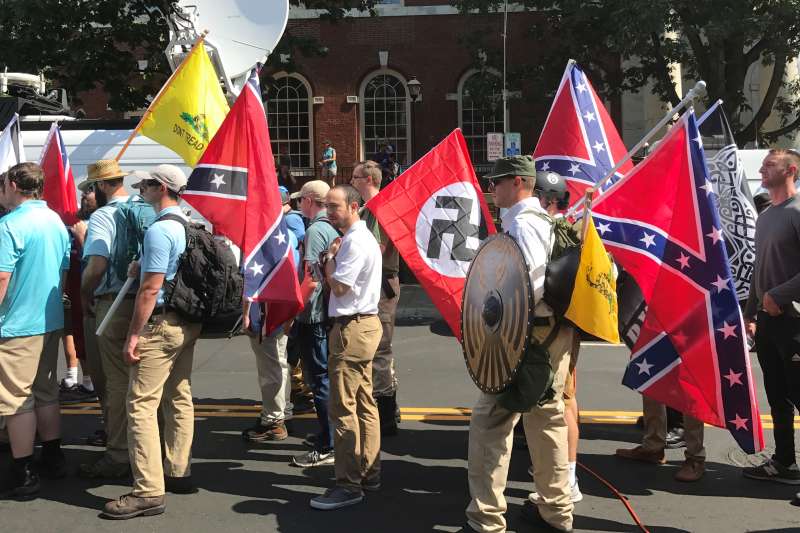 2017年8月12日，美國沙洛斯維（Charlottesville）另類右派（Alt-Right）、極右派大遊行，納粹旗幟出爐（Anthony Crider@Wikipedia / CC BY-SA 2.0）