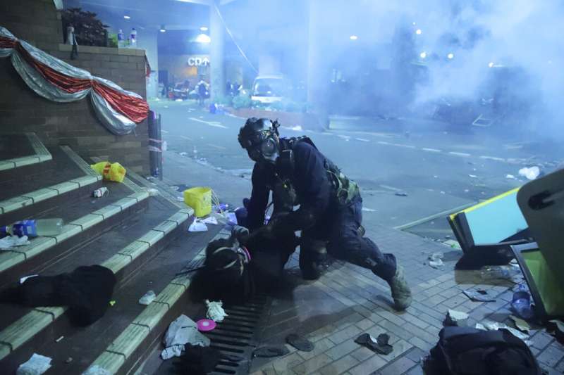 「反送中」抗爭者17日深夜在香港理工大學與警方發生激烈衝突。(美聯社) 「反送中」抗爭者17日深夜在香港理工大學與警方發生激烈衝突。(美聯社)