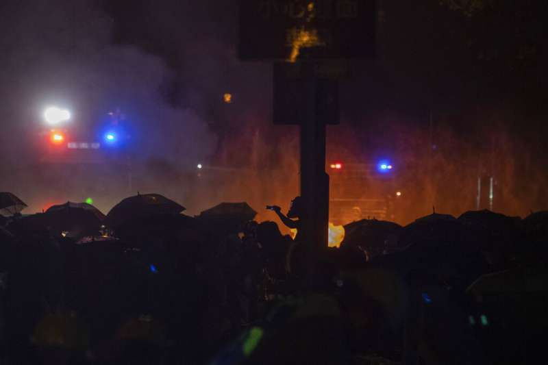 「反送中」抗爭者17日深夜在香港理工大學與警方發生激烈衝突。（美聯社）