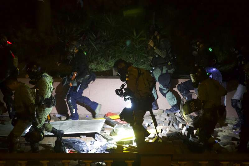 「反送中」抗爭者17日深夜在香港理工大學與警方發生激烈衝突。(美聯社) 「反送中」抗爭者17日深夜在香港理工大學與警方發生激烈衝突。(美聯社)