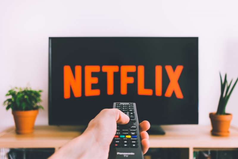 Netflix、HBO等國外影視串流平台有足夠的資金產出原創的獨家內容吸引會員。(圖/取自Unsplash) Netflix、HBO等國外影視串流平台有足夠的資金產出原創的獨家內容吸引會員。(圖/取自Unsplash)