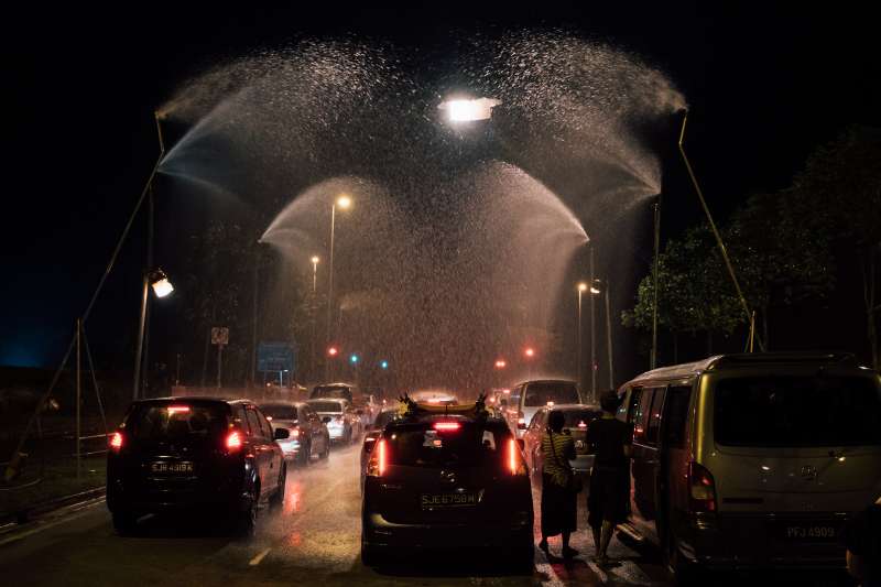 電影《熱帶雨》工作照,人工造雨畫面。(長景鹿工作室提供) 電影《熱帶雨》工作照,人工造雨畫面。(長景鹿工作室提供)