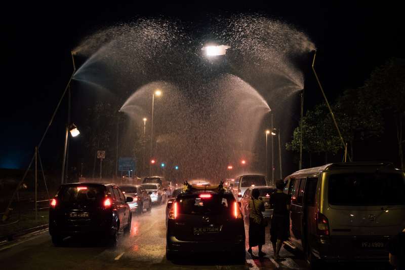 電影《熱帶雨》工作照，人工造雨畫面。（長景鹿工作室提供）