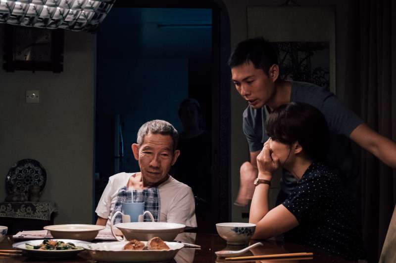 電影《熱帶雨》工作照,(左起)演員楊世彬、導演陳哲藝、演員楊雁雁。(長景鹿工作室提供) 電影《熱帶雨》工作照,(左起)演員楊世彬、導演陳哲藝、演員楊雁雁。(長景鹿工作室提供)
