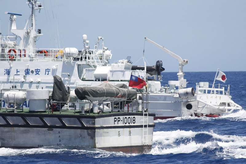 20191121-日本海上保安廳於2012年9月在釣魚臺列嶼鄰近海域與中華民國海巡署的船隻對峙。（取自維基共享資源）