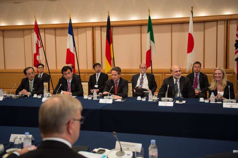 20191121-第30任日本央行總裁、日本青山學院大學特聘教授白川方明(前左一)出席2012年10月11日於日本東京舉辦的G7財務大臣・中央銀行總裁會議。(取自State Department photo by William Ng@wikipedia) 20191121-第30任日本央行總裁、日本青山學院大學特聘教授白川方明(前左一)出席2012年10月11日於日本東京舉辦的G7財務大臣・中央銀行總裁會議。(取自State Department photo by William Ng@wikipedia)