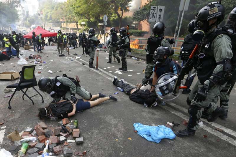 在香港理工大學遭到逮捕的抗議者。（美聯社）