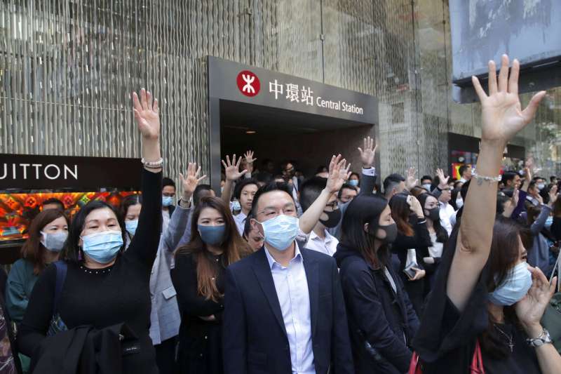雖然香港理工大學的「勇武派」抗爭已經走入尾聲,但中環每天仍有上班族快閃抗議。(美聯社) 雖然香港理工大學的「勇武派」抗爭已經走入尾聲,但中環每天仍有上班族快閃抗議。(美聯社)