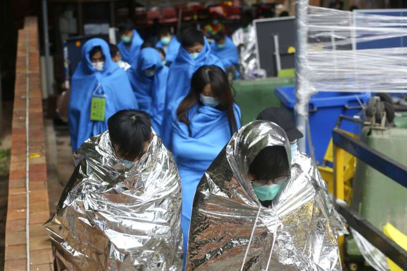 由於被水砲車擊中，許多香港理工大學裡的抗爭者都出現低溫現象。（美聯社）