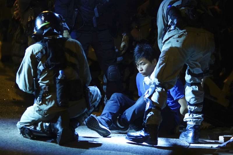 遭到香港警方逮捕的「反送中」抗爭者。(美聯社) 遭到香港警方逮捕的「反送中」抗爭者。(美聯社)