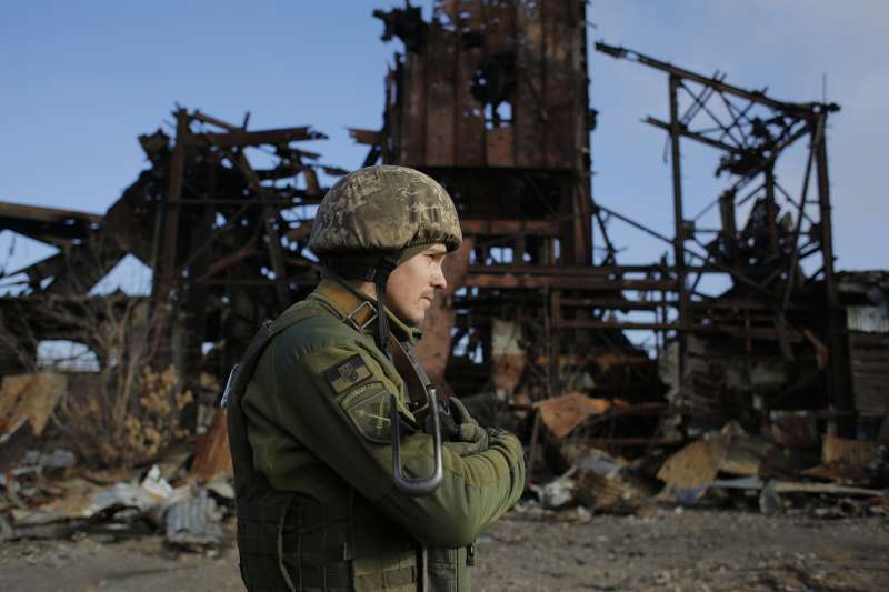 烏克蘭東部頓巴斯(Donbas)地區,政府軍與親俄羅斯叛軍、俄羅斯正規軍自2014年夏天鏖戰至今,傷亡慘重。(AP) 烏克蘭東部頓巴斯(Donbas)地區,政府軍與親俄羅斯叛軍、俄羅斯正規軍自2014年夏天鏖戰至今,傷亡慘重。(AP)