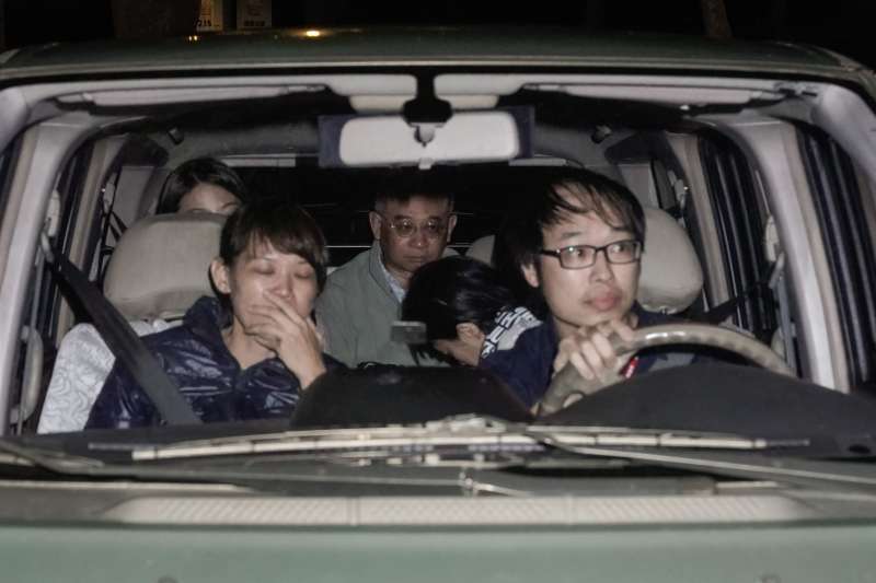 20191125-中國創新執行董事向心(中間後者)25日晚間送抵北檢詢問。(顏麟宇攝) 20191125-中國創新執行董事向心(中間後者)25日晚間送抵北檢詢問。(顏麟宇攝)